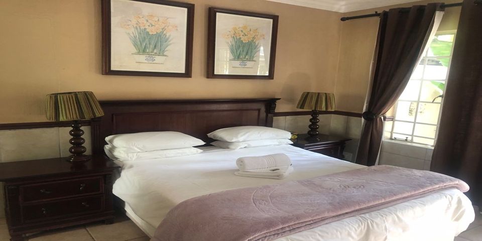 King size bed at Guest Lodge