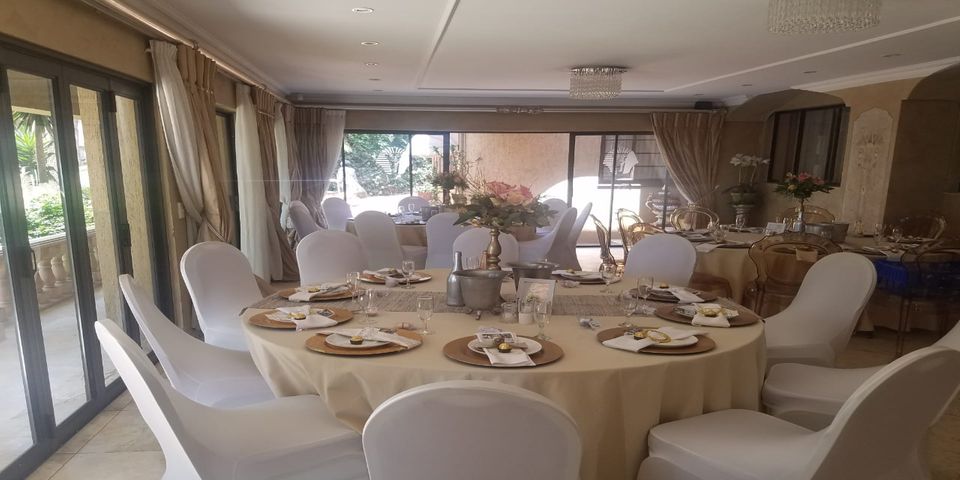 White and Gold table setup at Boutique Hotel